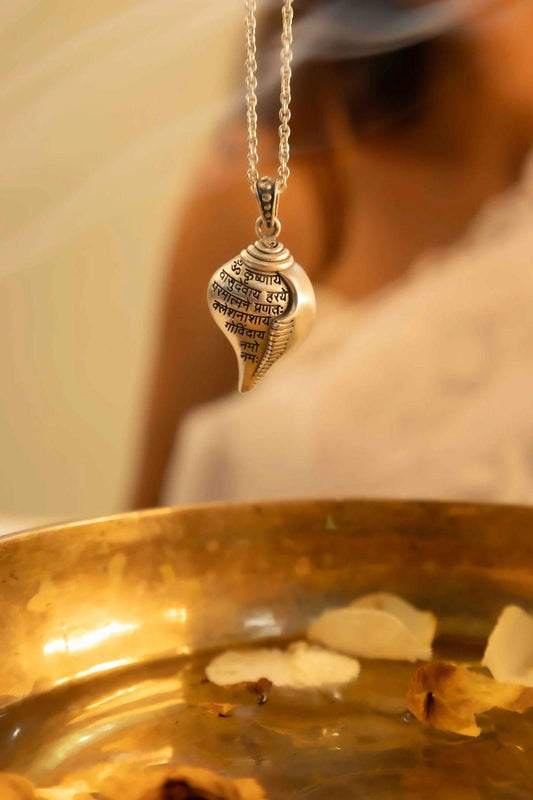 DivyaAura Shri Krishna Shankh Pendant with Chain – Symbol of Peace & Protection