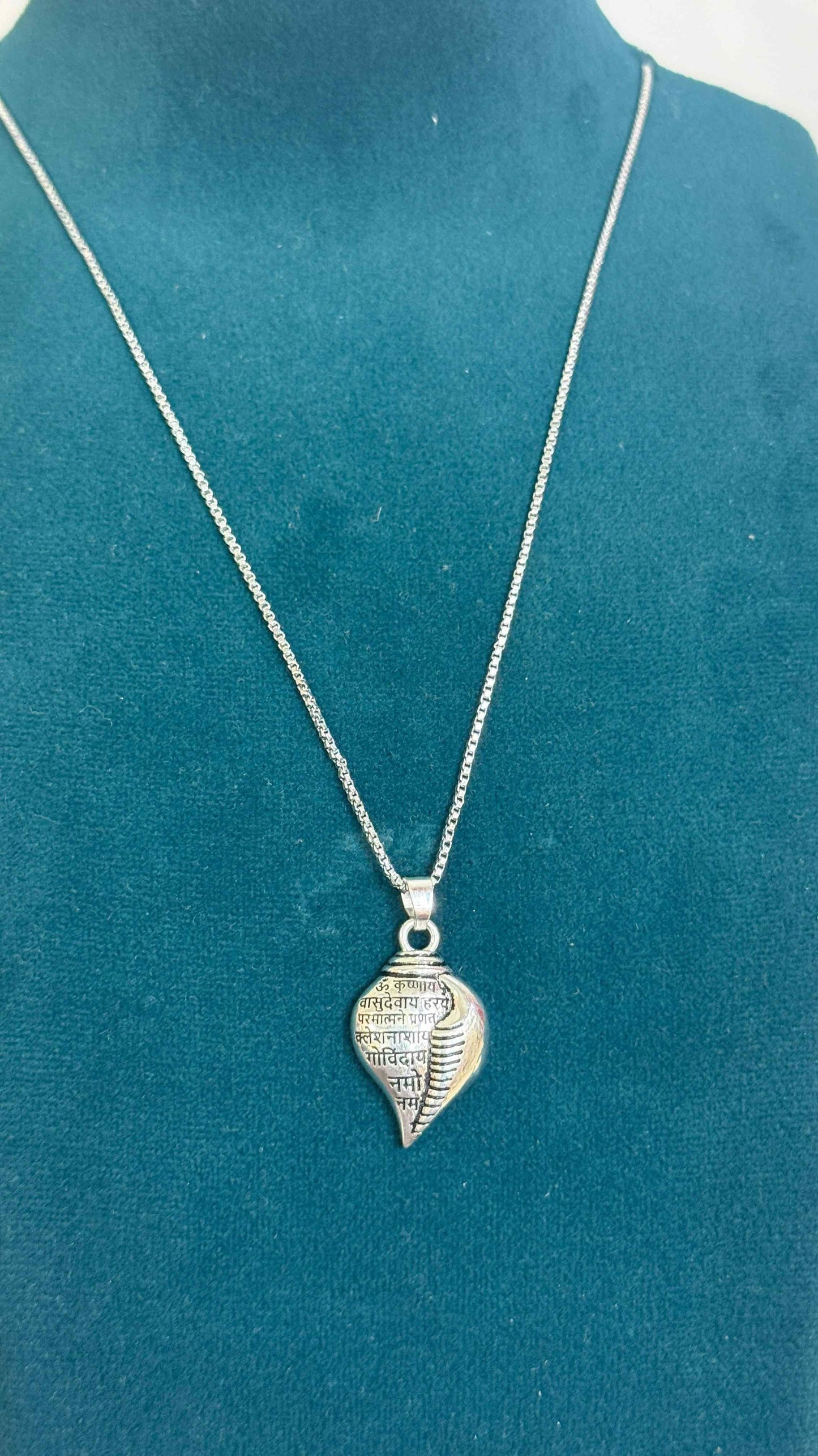 DivyaAura Shri Krishna Shankh Pendant with Chain – Symbol of Peace & Protection